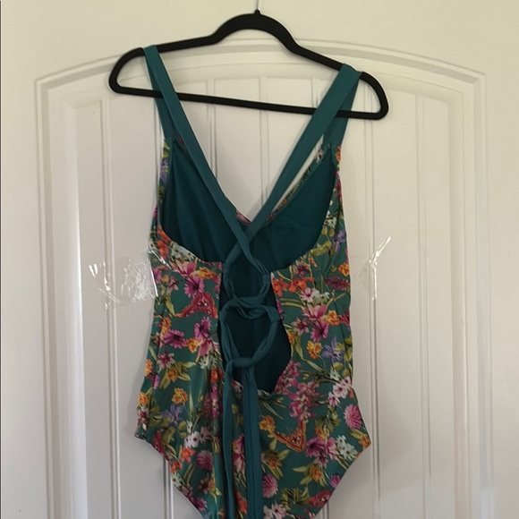Jessica Simpson SwimSuit Size 1X - Picture 1 of 3